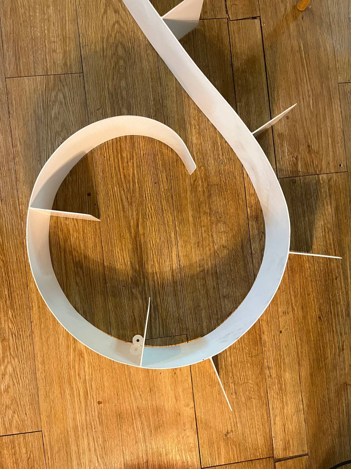 Snail wall shelf in lacquered metal