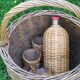 Bouteille et verres en rotin