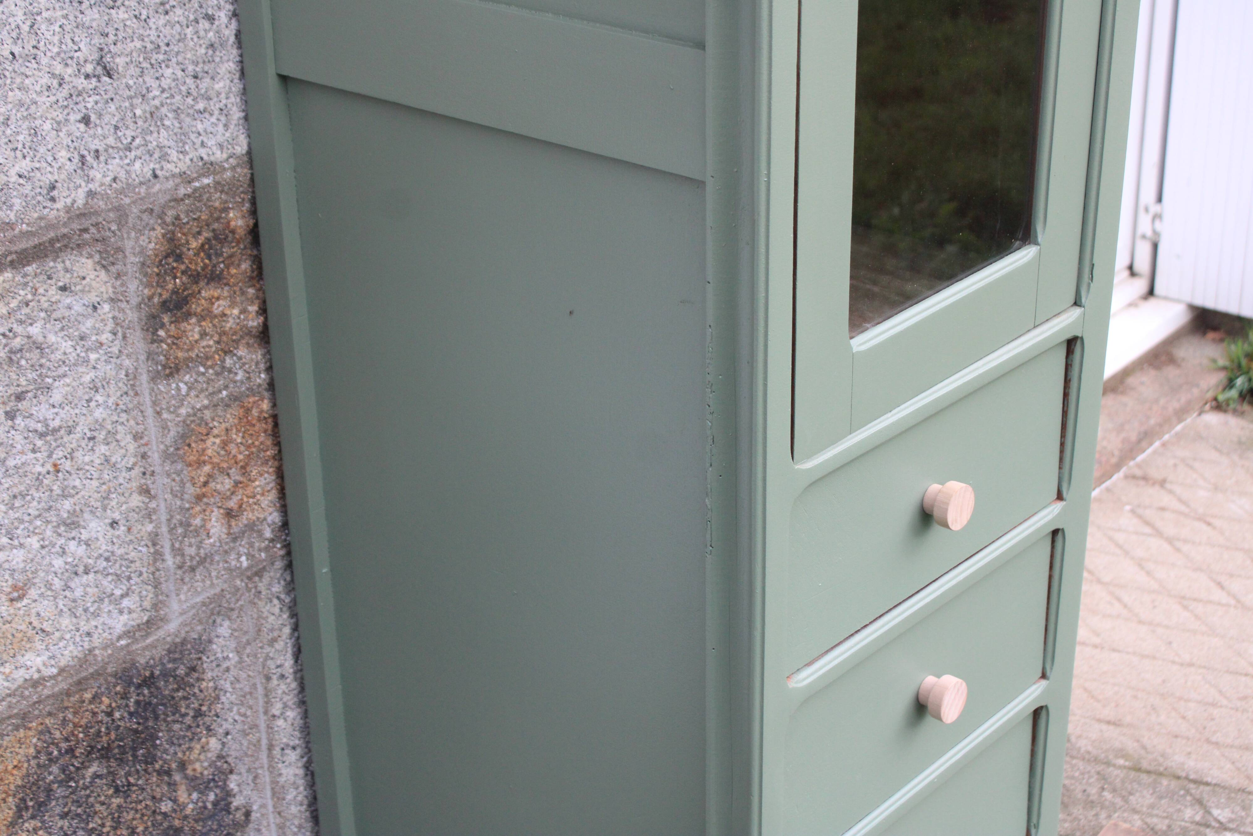 Vitrine haute vintage peinte en vert, rénovée