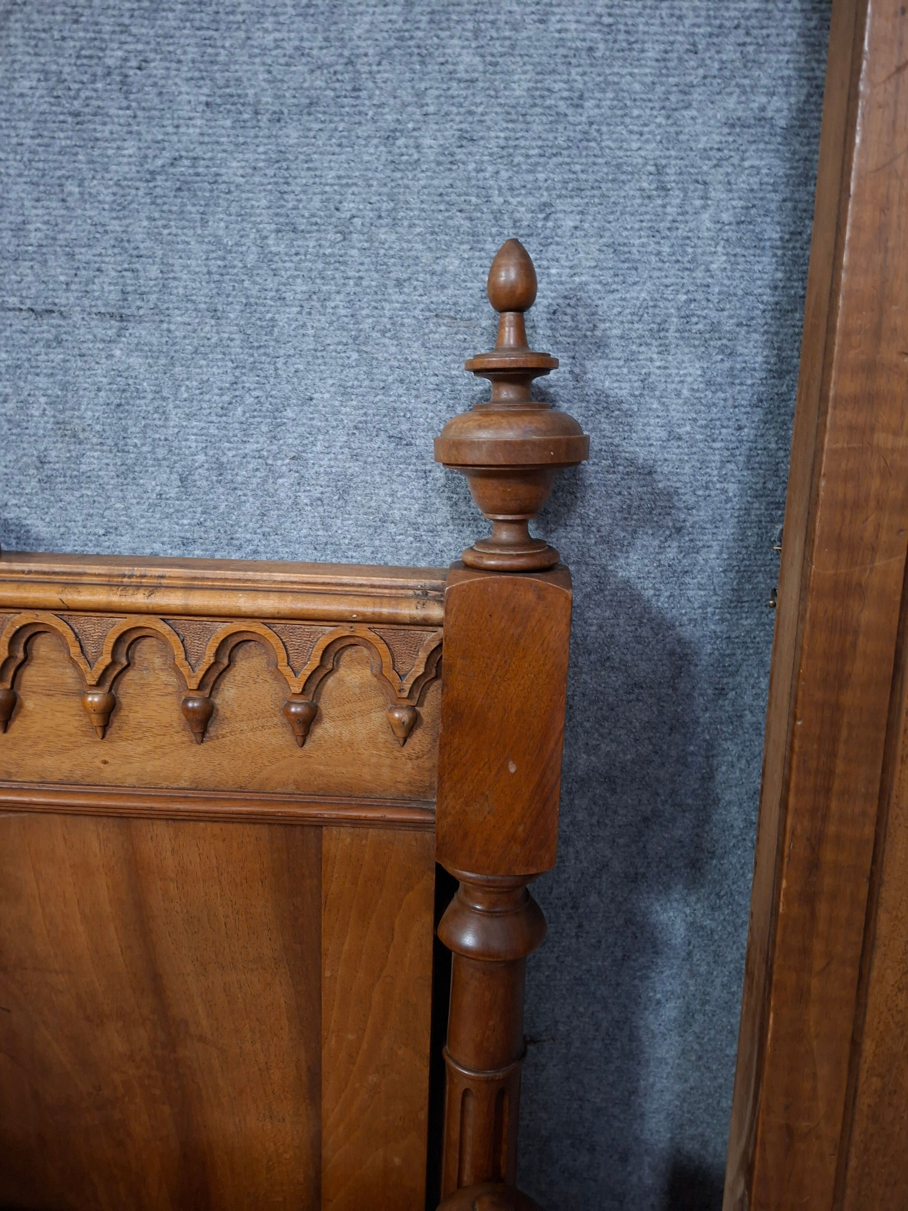 Neo-Gothic bed in solid walnut – Late 19th century
