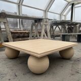 Table basse carrée en pierre avec pieds de balle sculpturaux