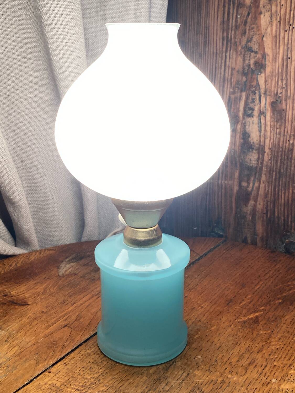 Lampe en opaline blanche et bleue 