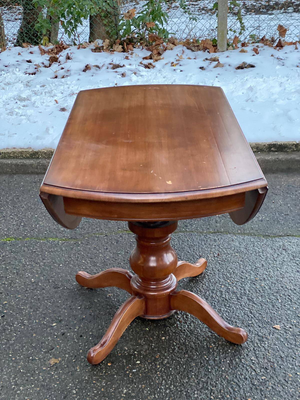 Round dining table, solid wood, central leg, extendable flaps, 20th century.