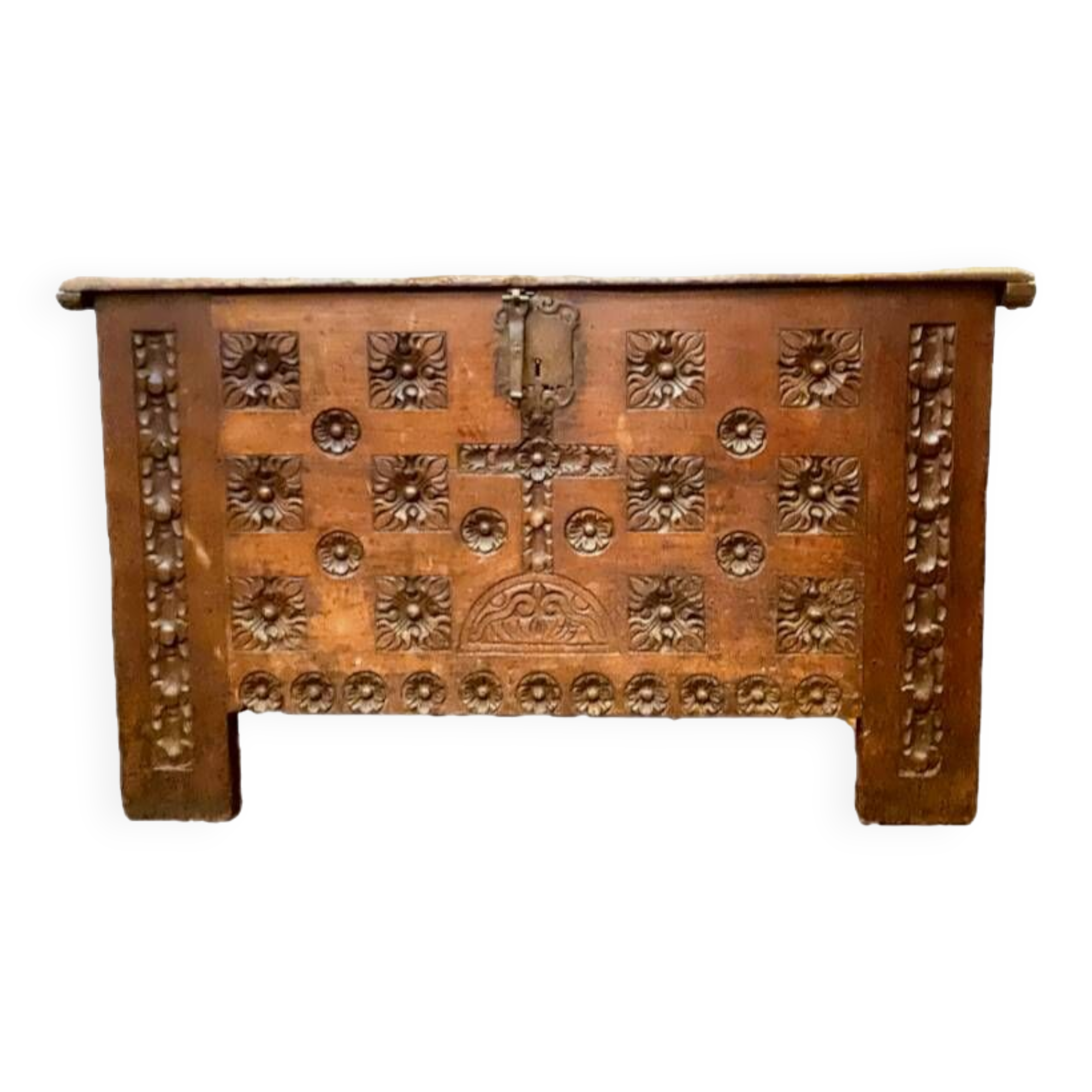 Antique Renaissance style chest in carved oak, 18th century