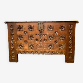 Old Renaissance style chest in carved oak 18th century