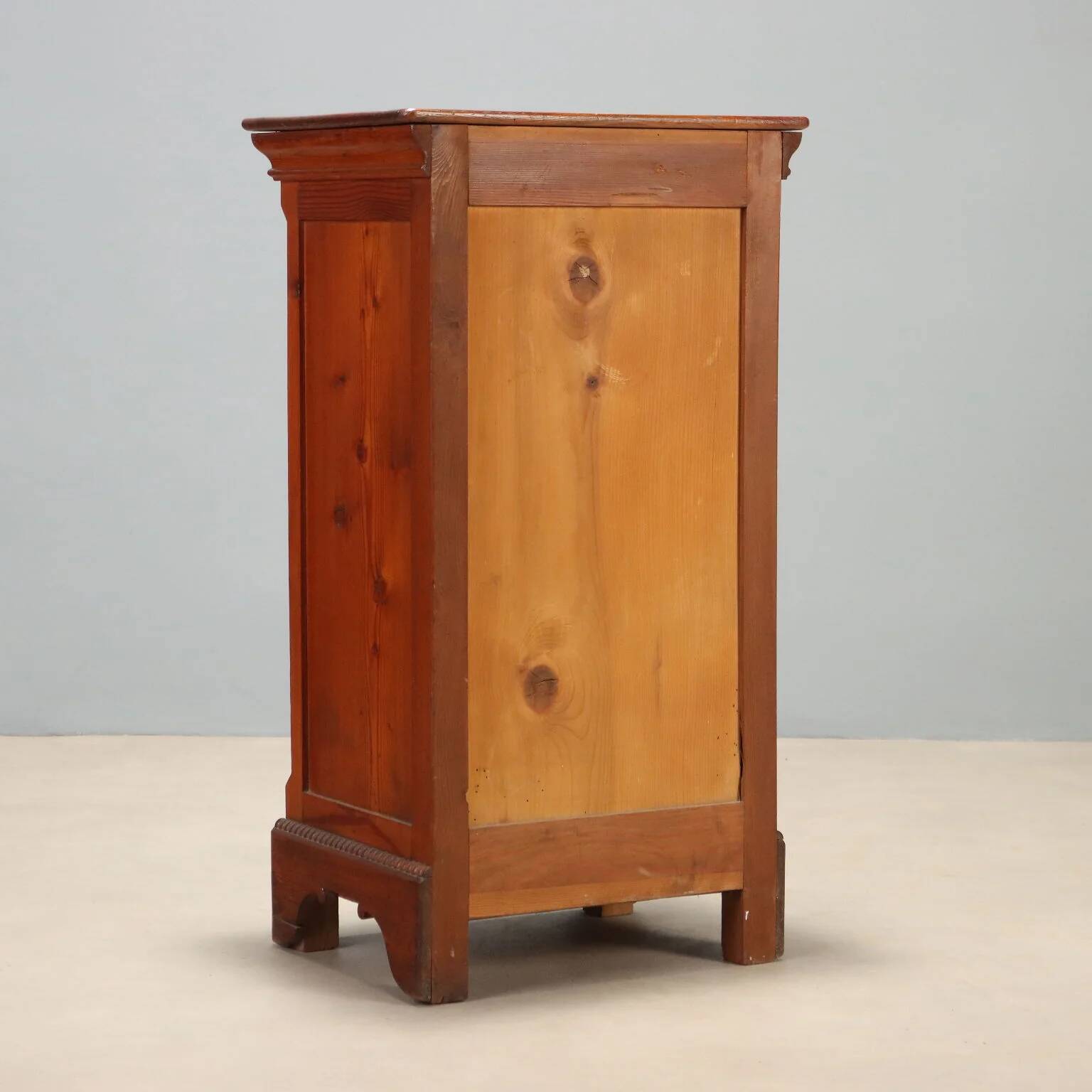 Table de chevet en mélèze - Italie fin XIXe siècle
