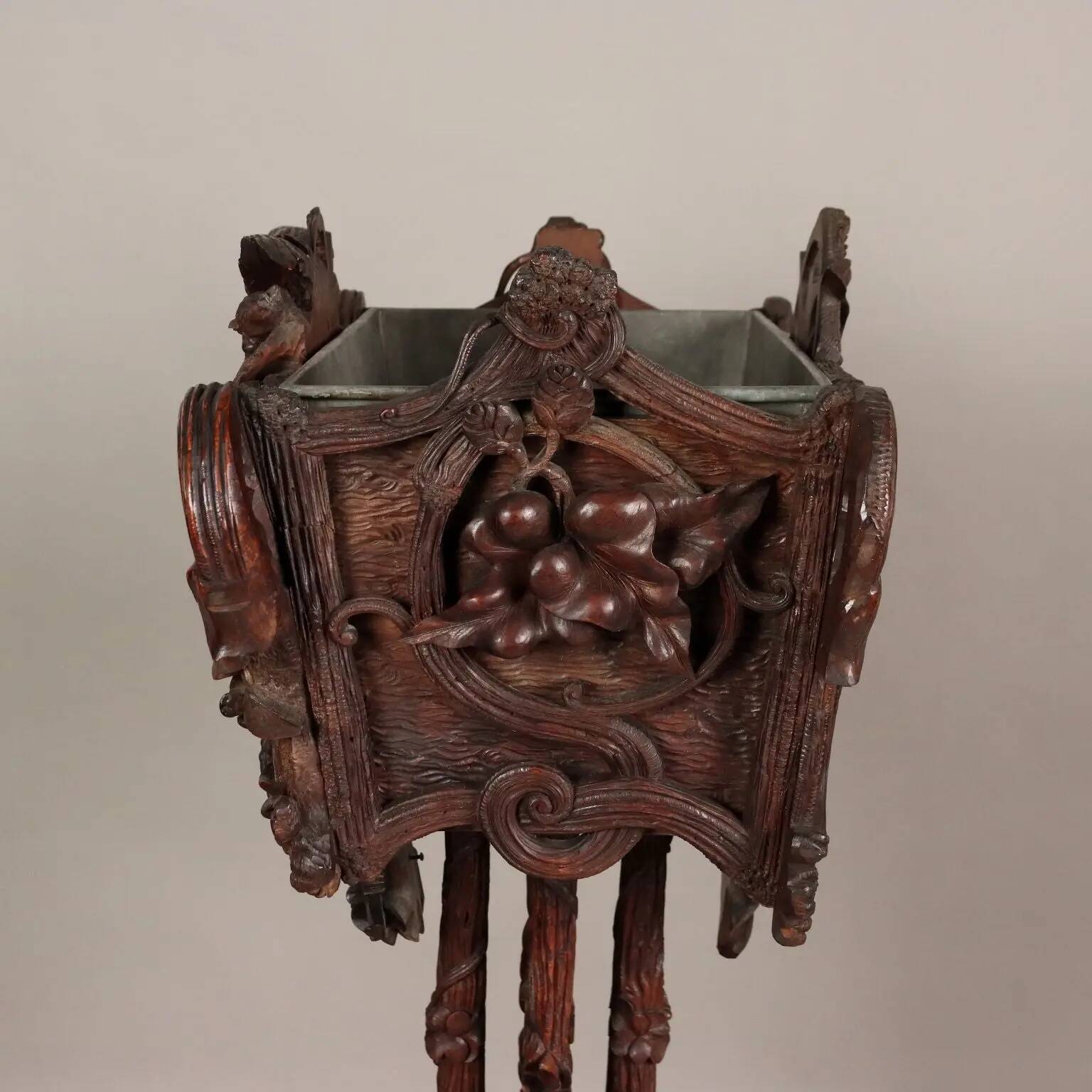 Jardinière ancienne néo-baroque en noyer, Suisse '800