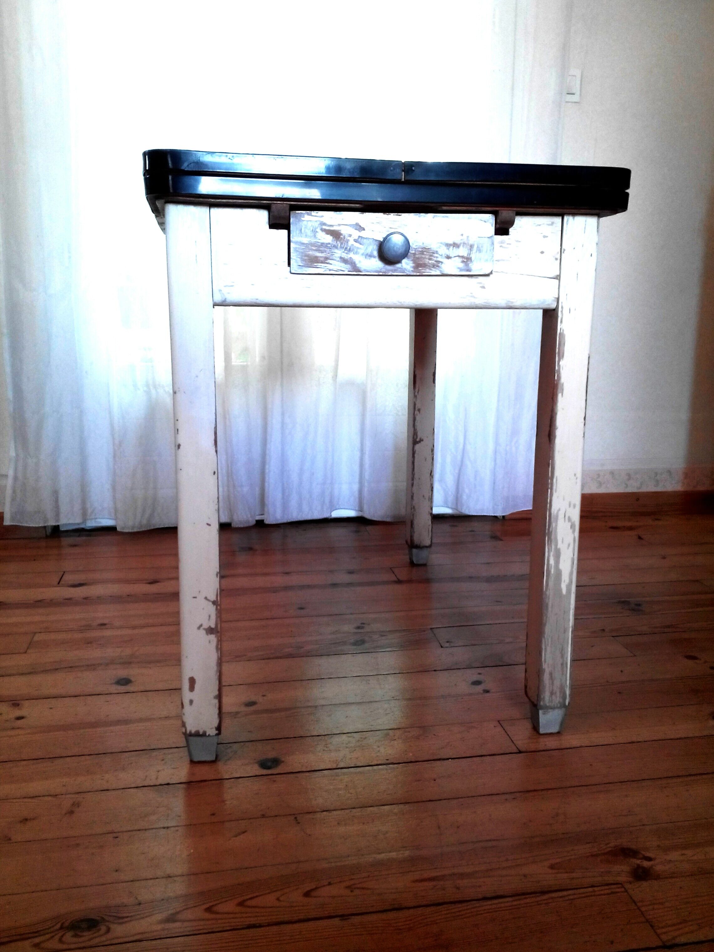 Table wood and formica