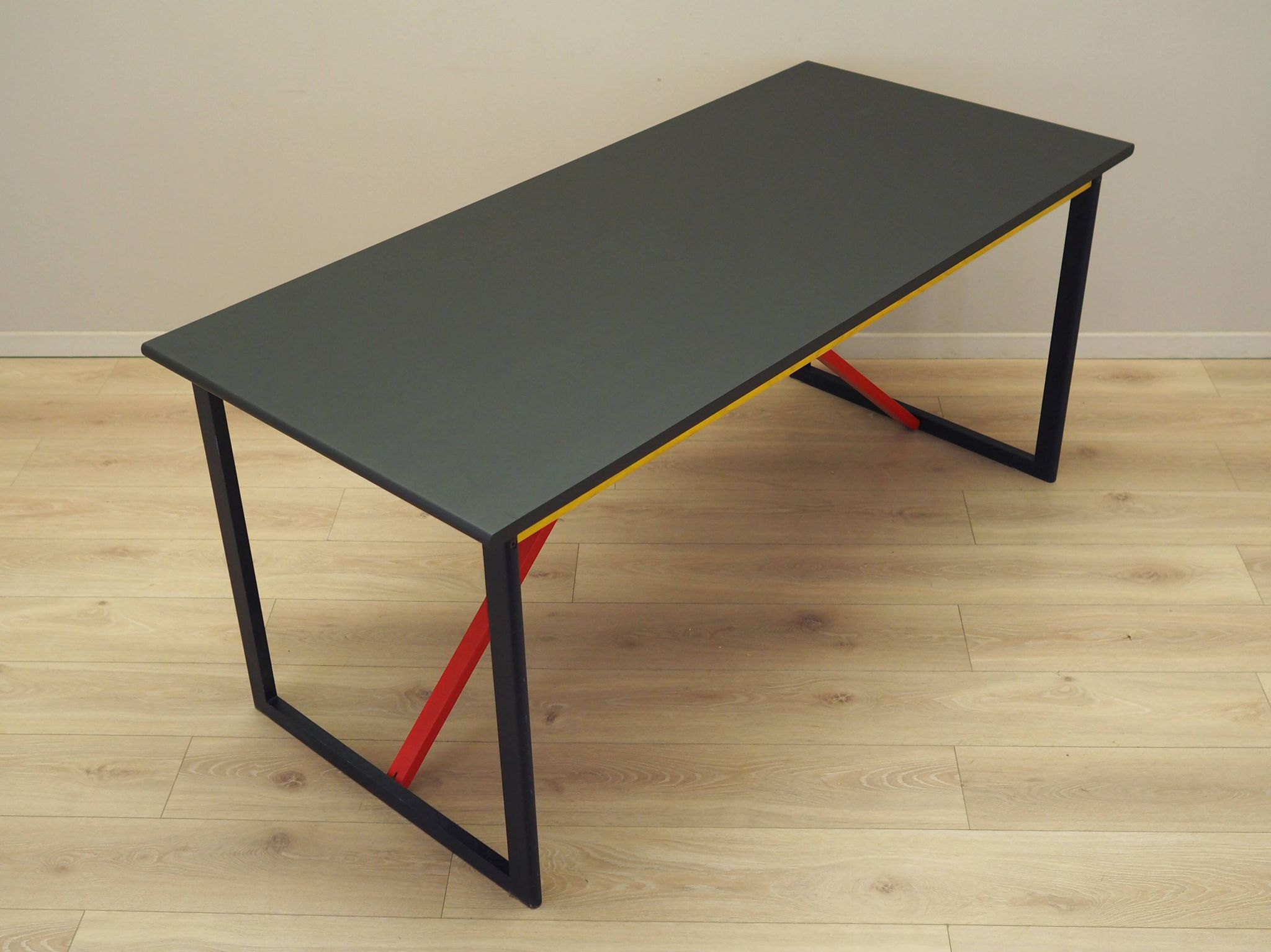 Bureau en acacia, design italien, années 1980, production : Italie