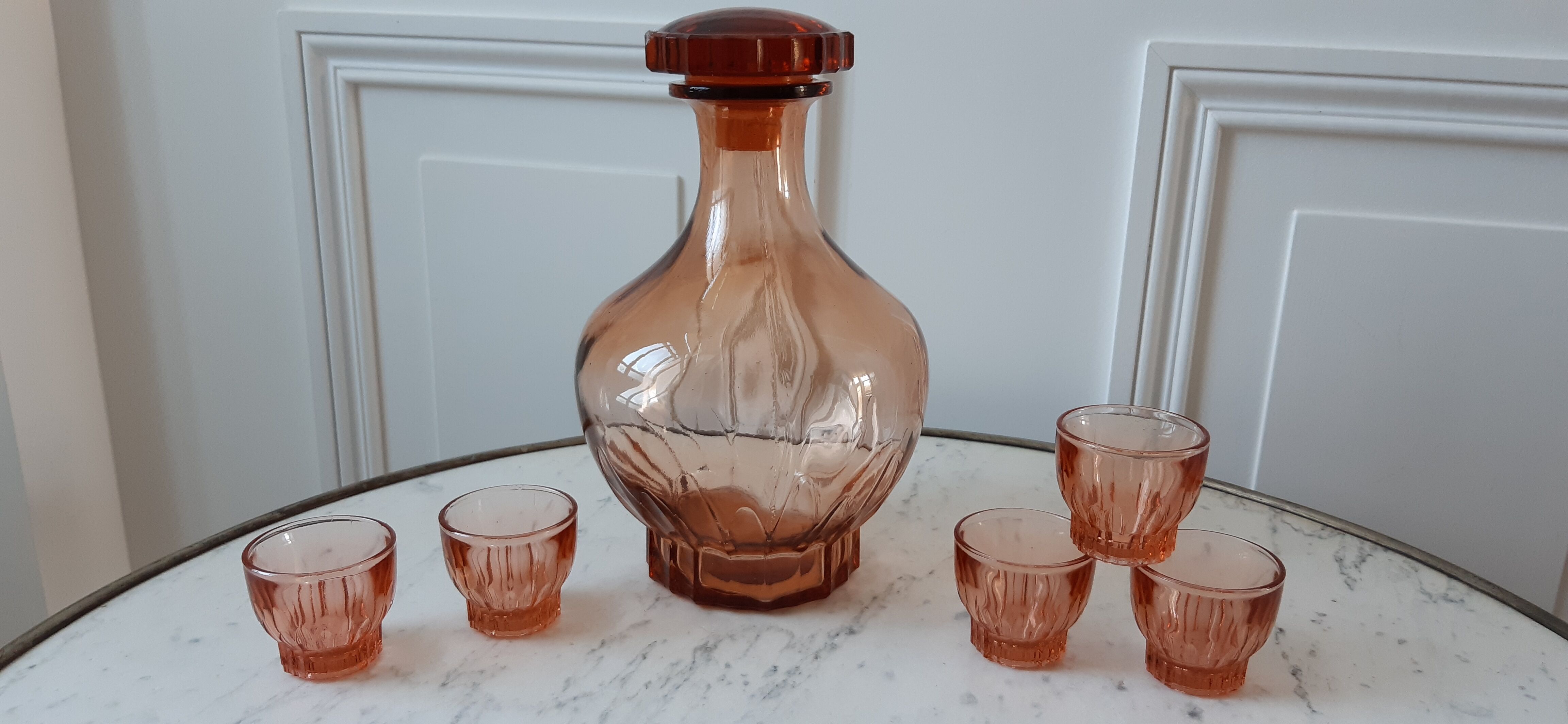 Set decanter and 5 liqueur glasses in pink art deco glass