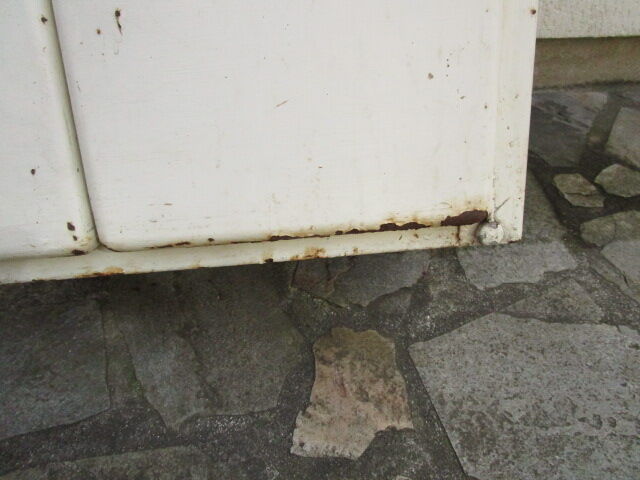 Old storage furniture in sheet metal and enamelled sheet metal