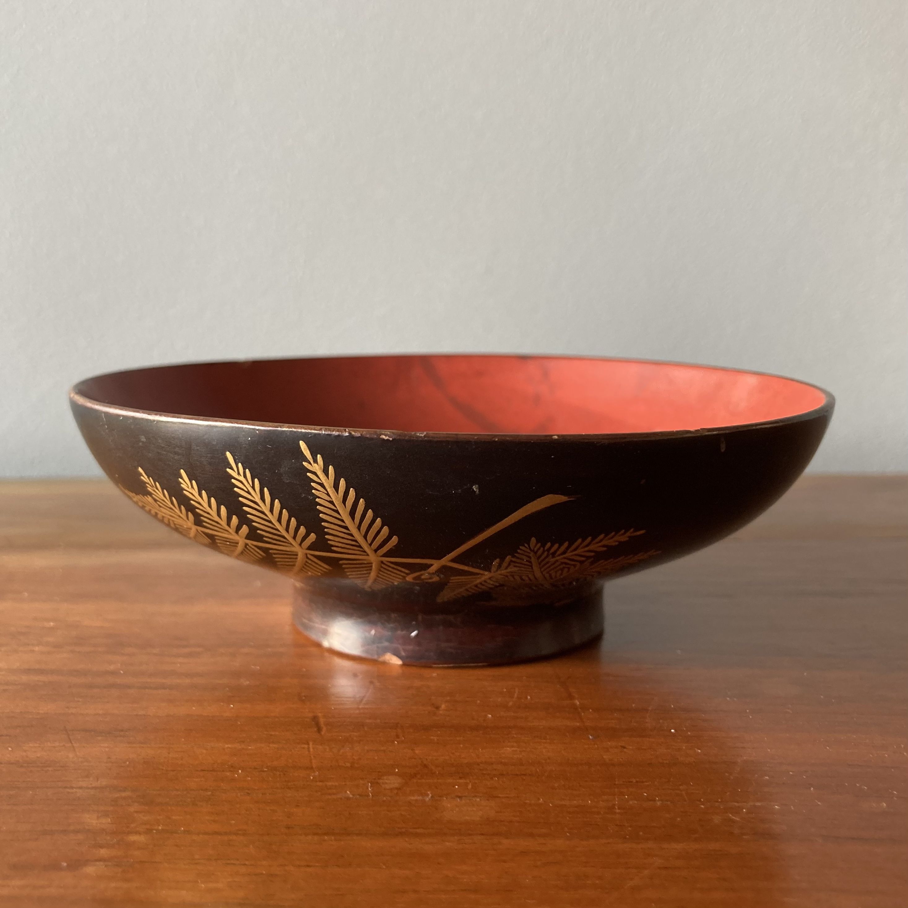 Empty-pocket bowl in lacquered and gilded wood, Japanese work of the 1920s-1930s