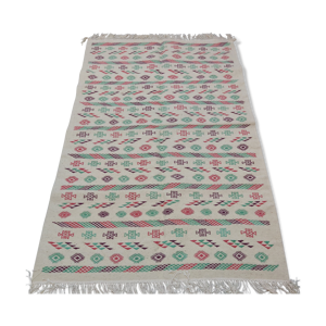 Tapis blanc à motifs berbères