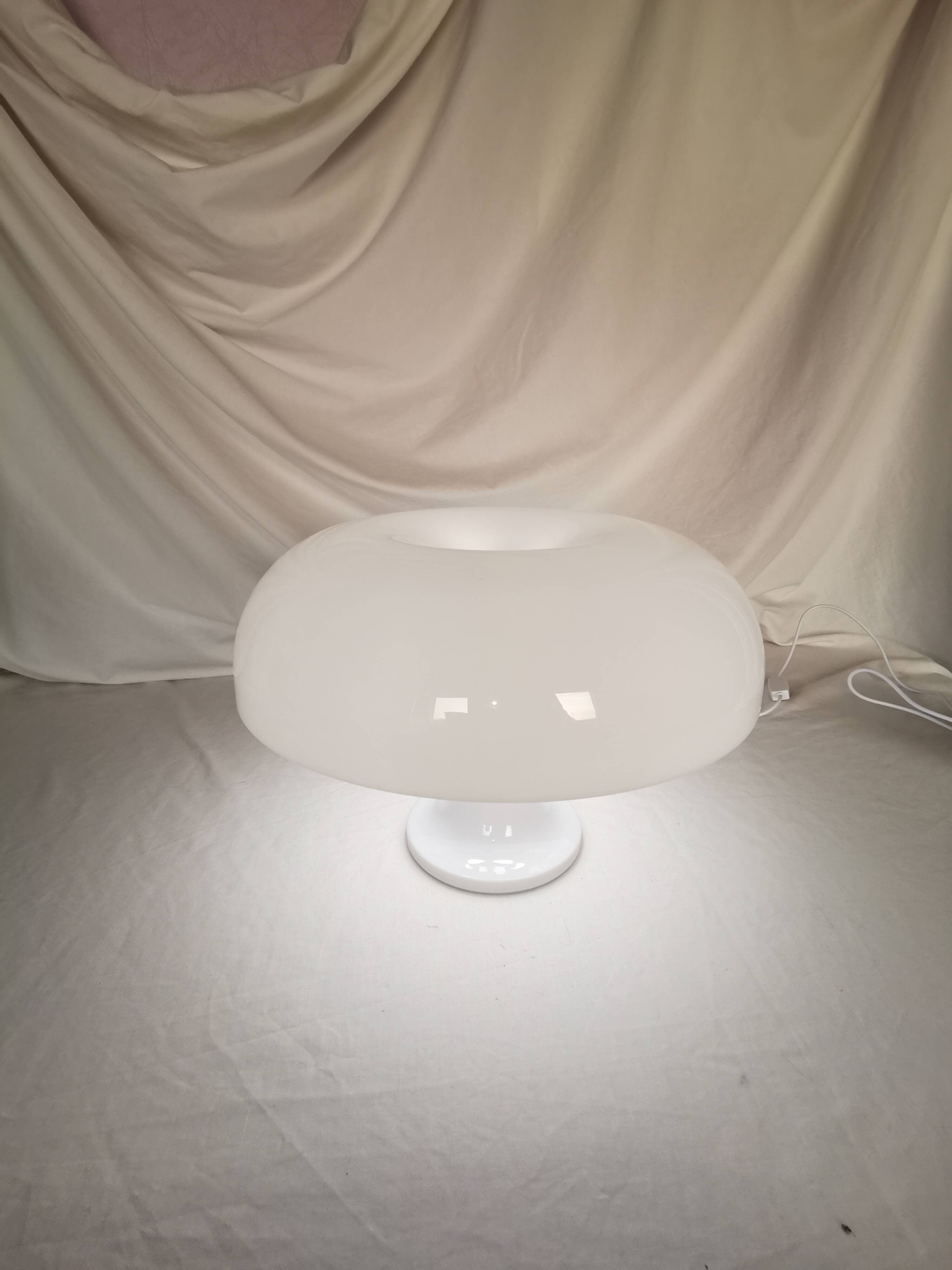 Lampe champignon en plastique blanc