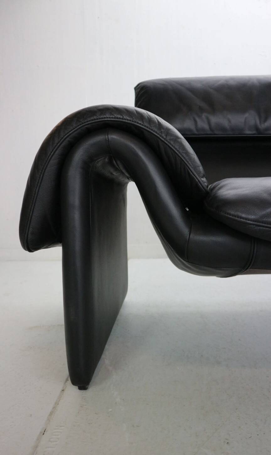 Canapé De Sede en cuir noir, design sculptural, Suisse
