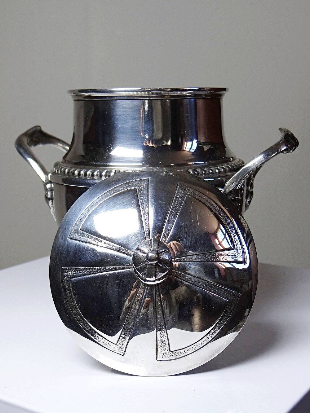 Elegant silver-plated sugar bowl from the 1880-1930 period.