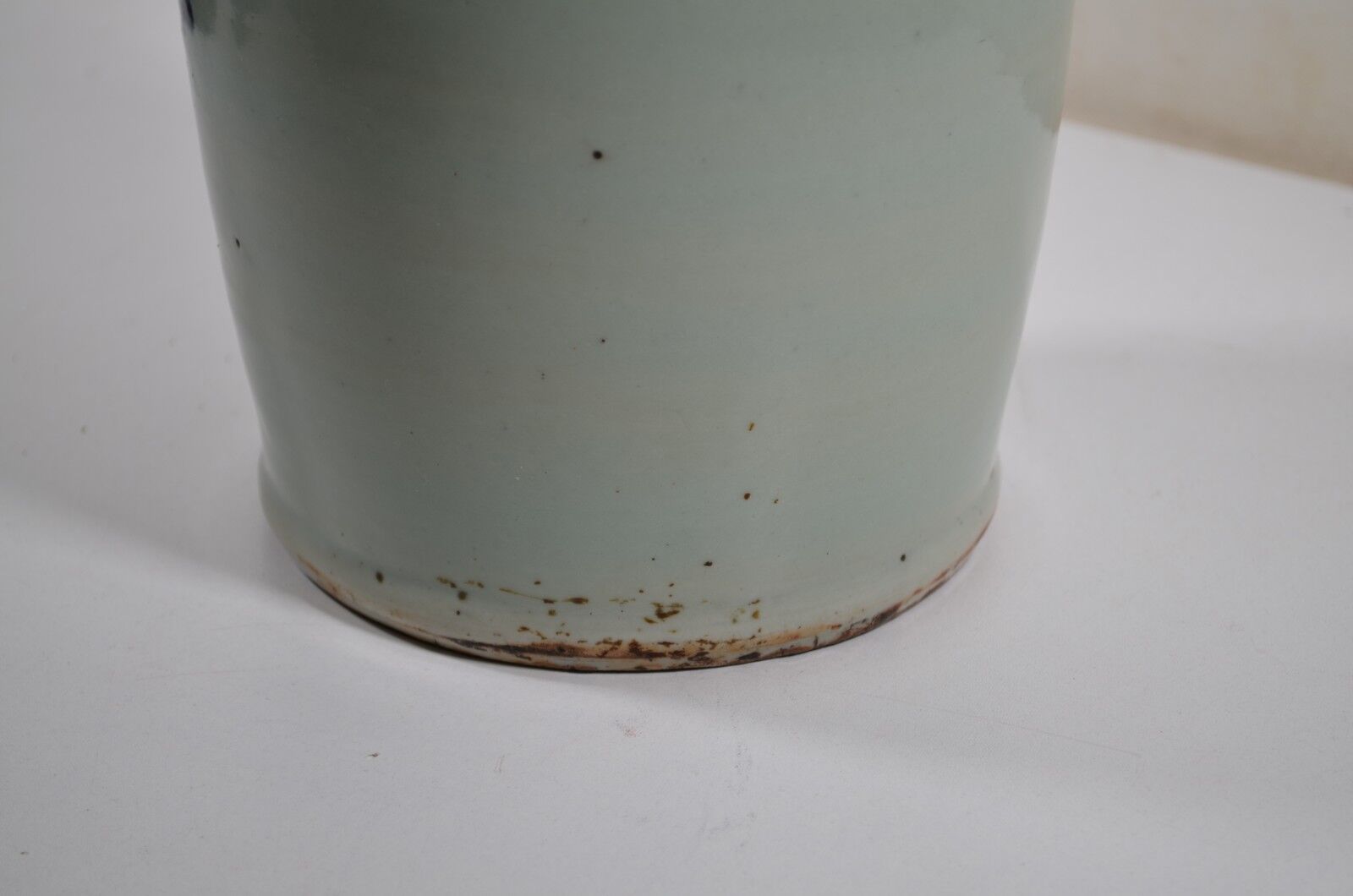 China. Porcelain mallet vase with blue and white phoenix decoration on a rock.