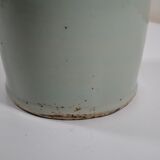 Vase maillet en porcelaine à décor bleu et blanc de phénix sur un rocher.