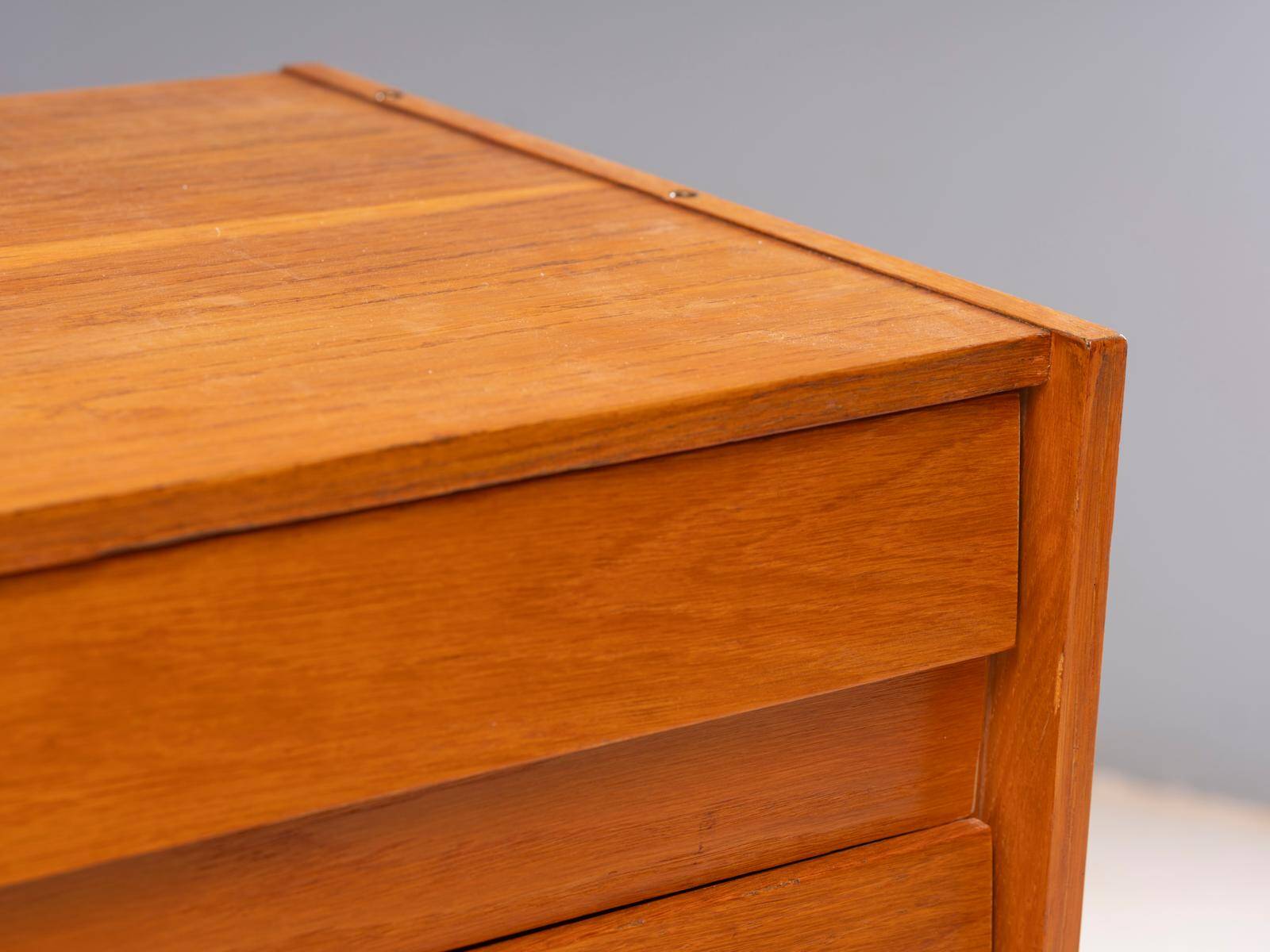 Vintage Czech chest of drawers U-453 by Jiří Jiroutek, 1960s, oak veneer, 110 × 45 × 77 cm