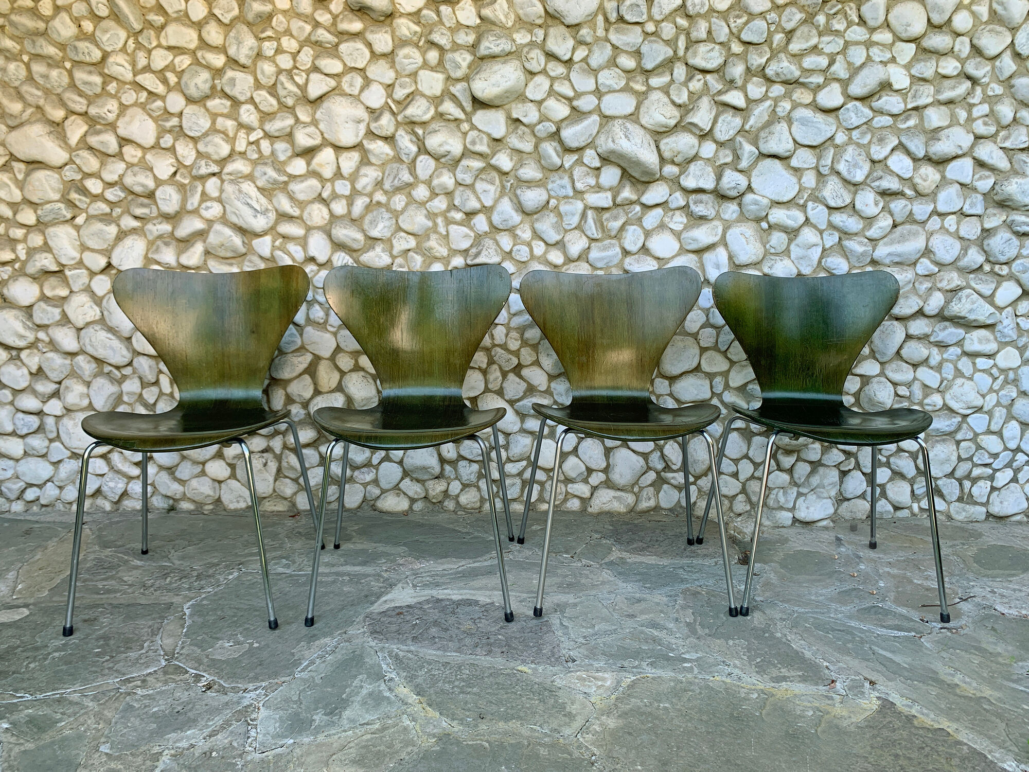 Suite of 4 chairs 3107 olive color, series 7 Arne Jacobsen for Fritz Hansen 1978