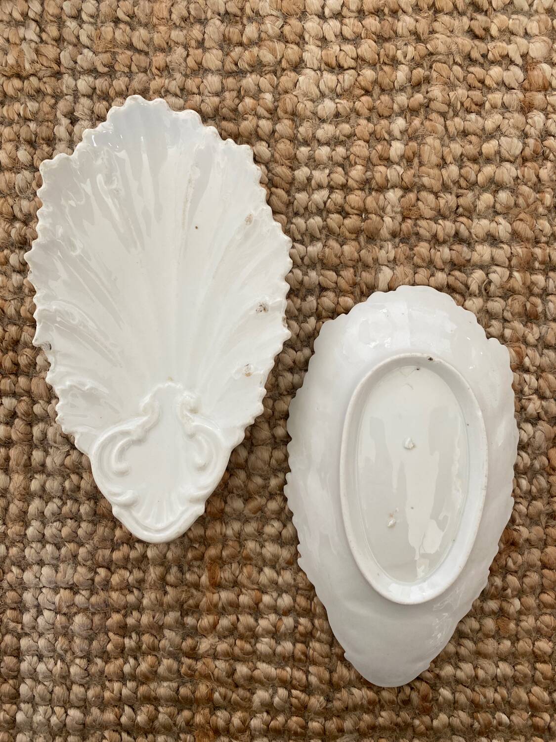 Ramekin, shell-shaped pocket emptier in white ceramic