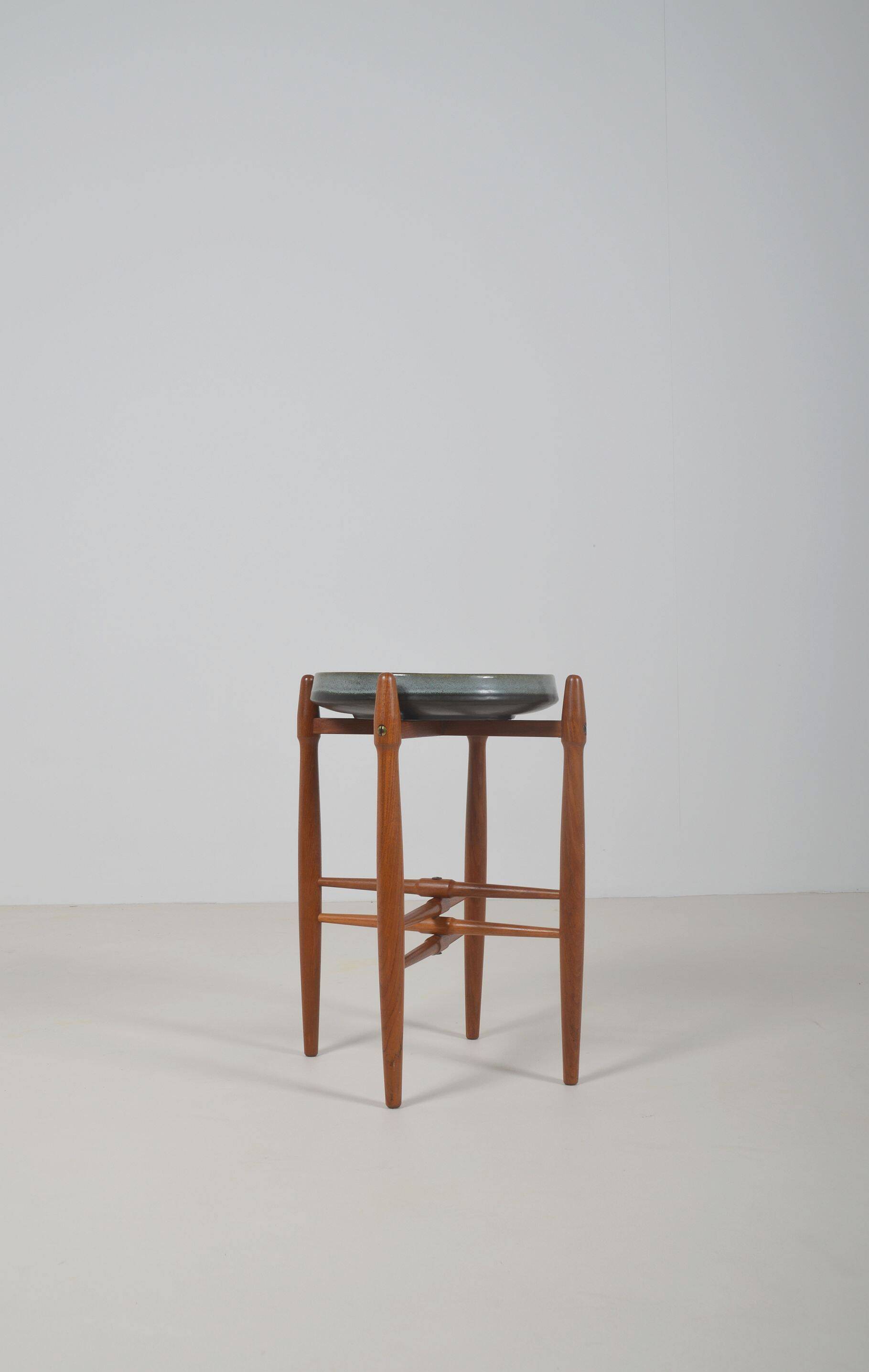Table d'appoint avec bol en céramique par Hundevad & Basse pour Knabstrup, années 1960.