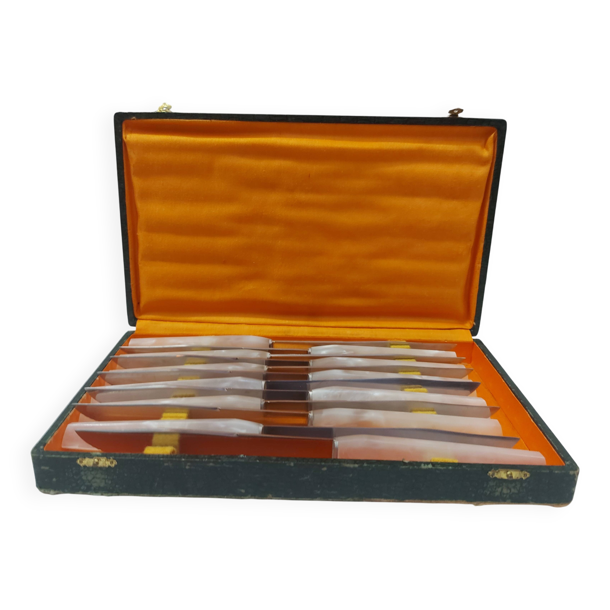 12 mother-of-pearl knives, early mid-20th century