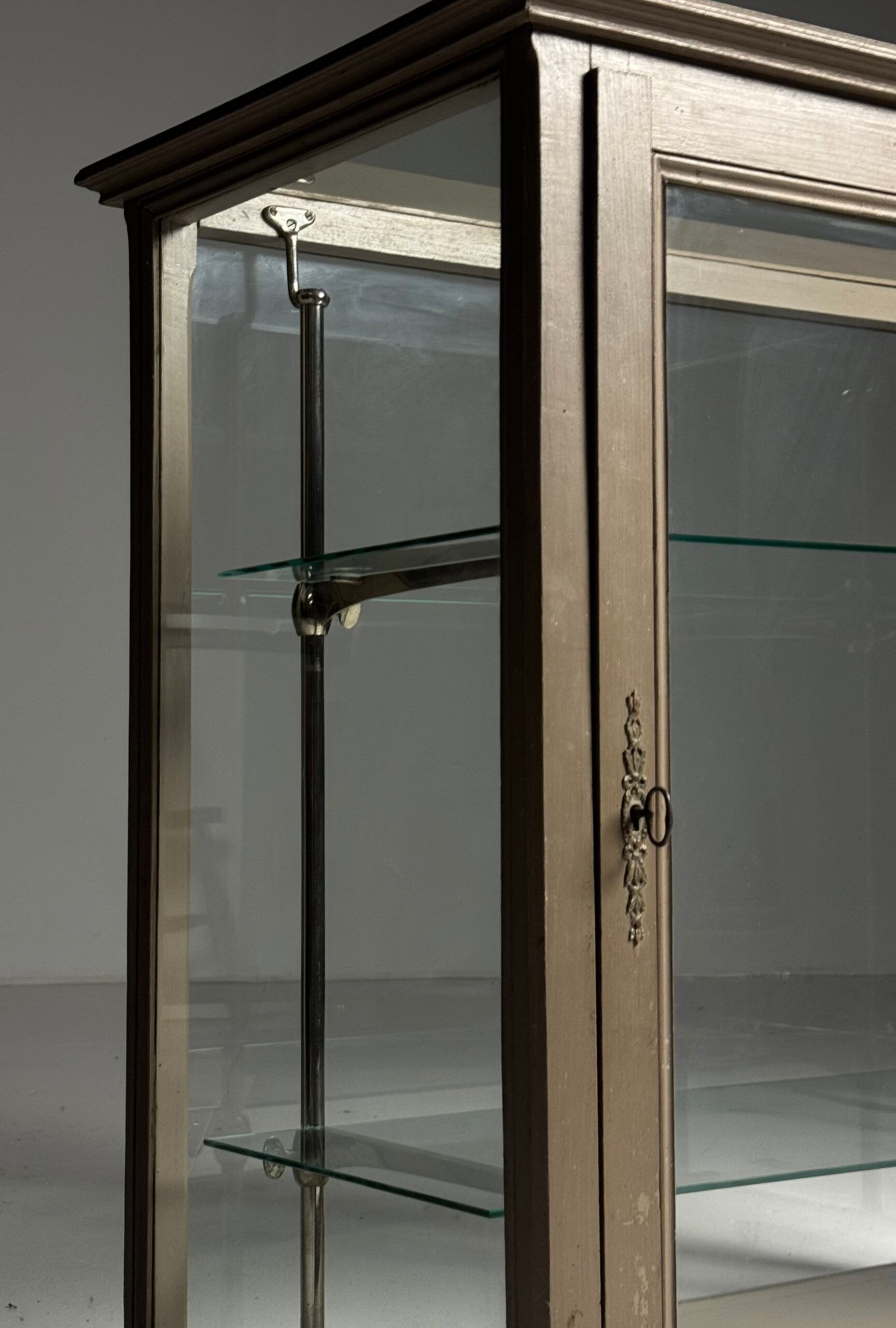 Vitrine française du début du 20e siècle grise