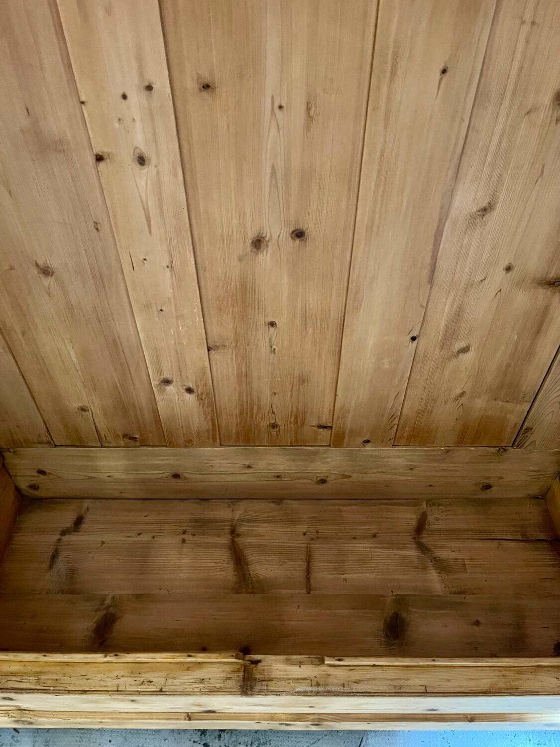 Hat cabinet with 2 doors