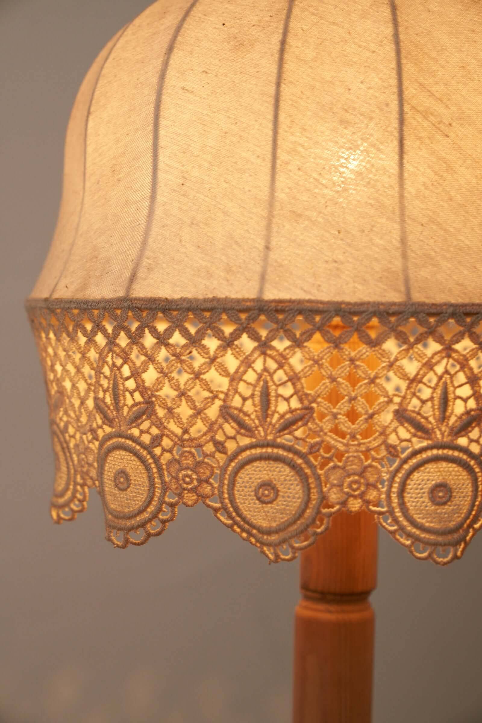 Lampe de table en bois et textile de Suède