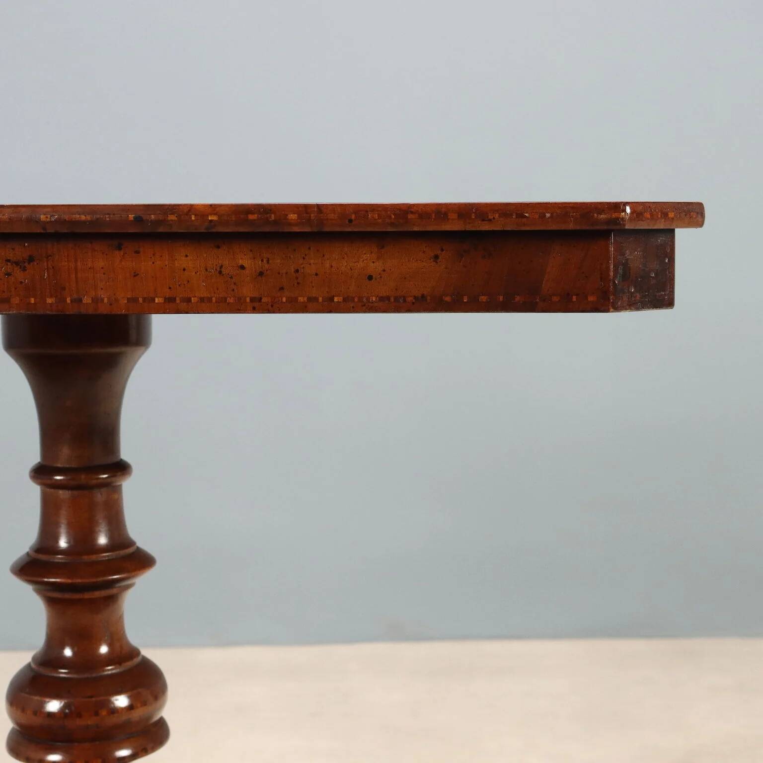 Petite table ancienne en noyer avec incrustations, Italie, XXe siècle