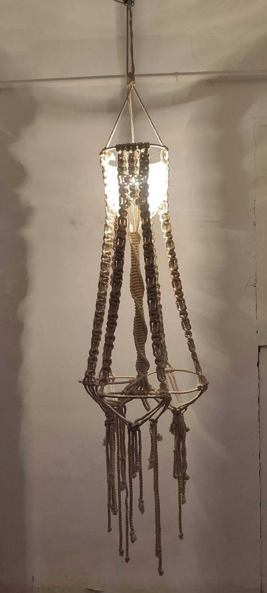Lámpara de techo de macramé. Spain, 1980s.