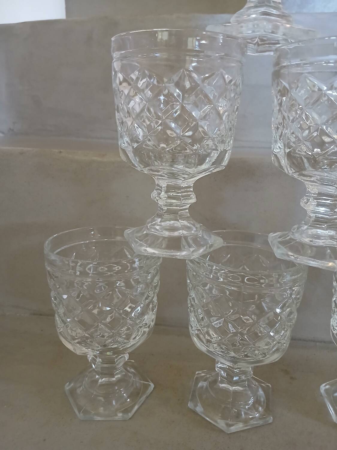 6 verres à pied en verre taillé