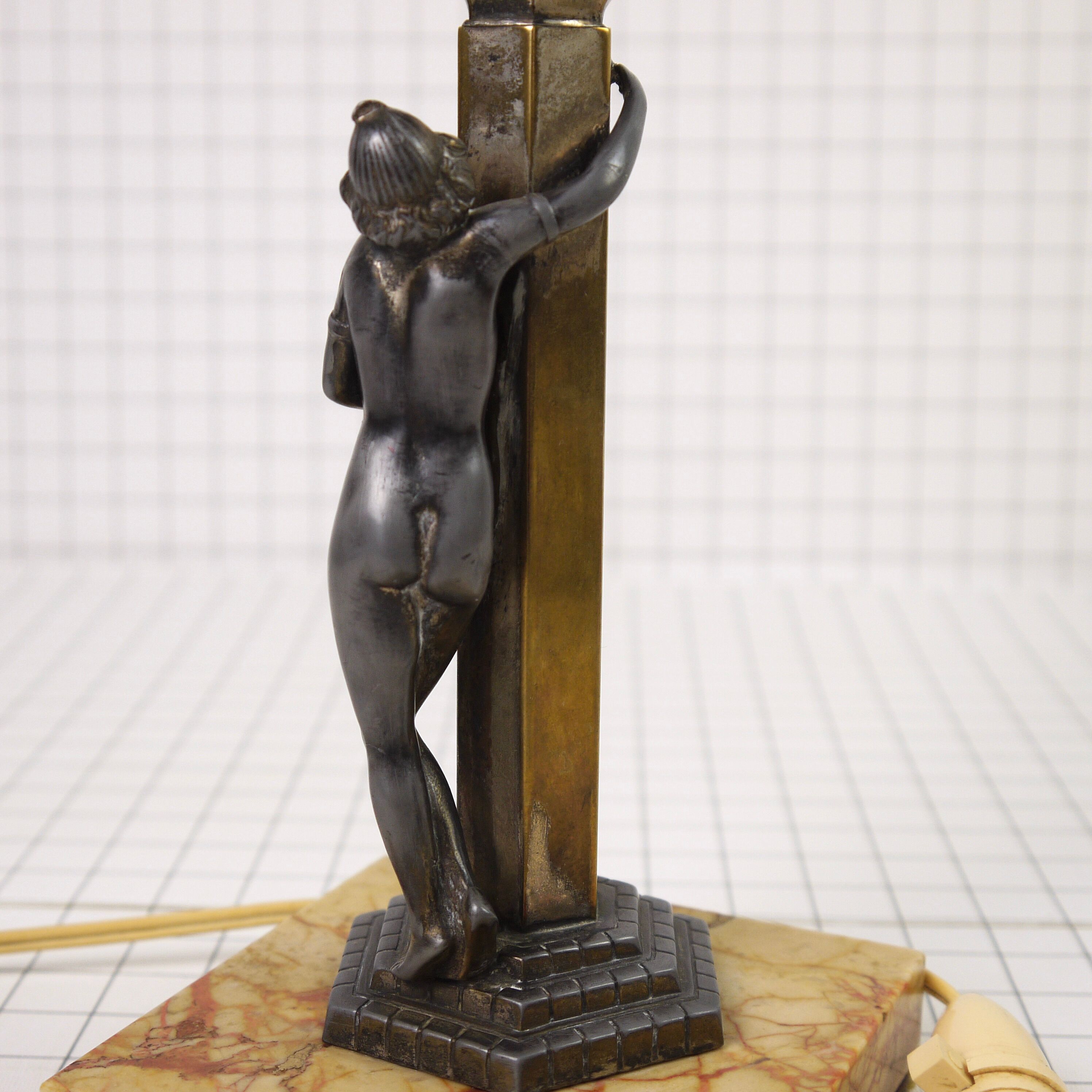 Lampe art déco sculpture de femme