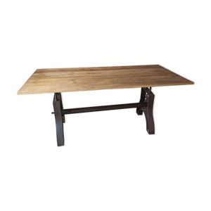 Table en bois avec pieds