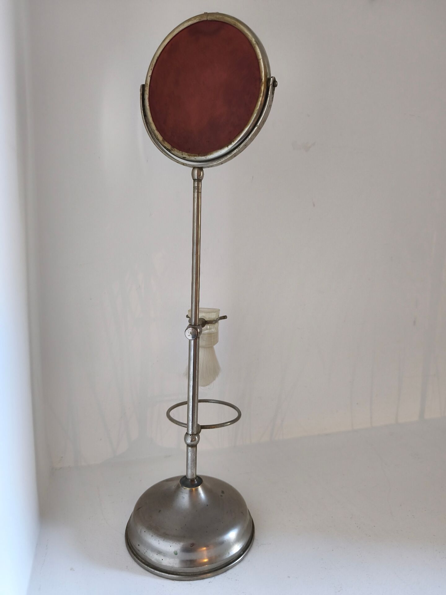 Freestanding shaving mirror with supports