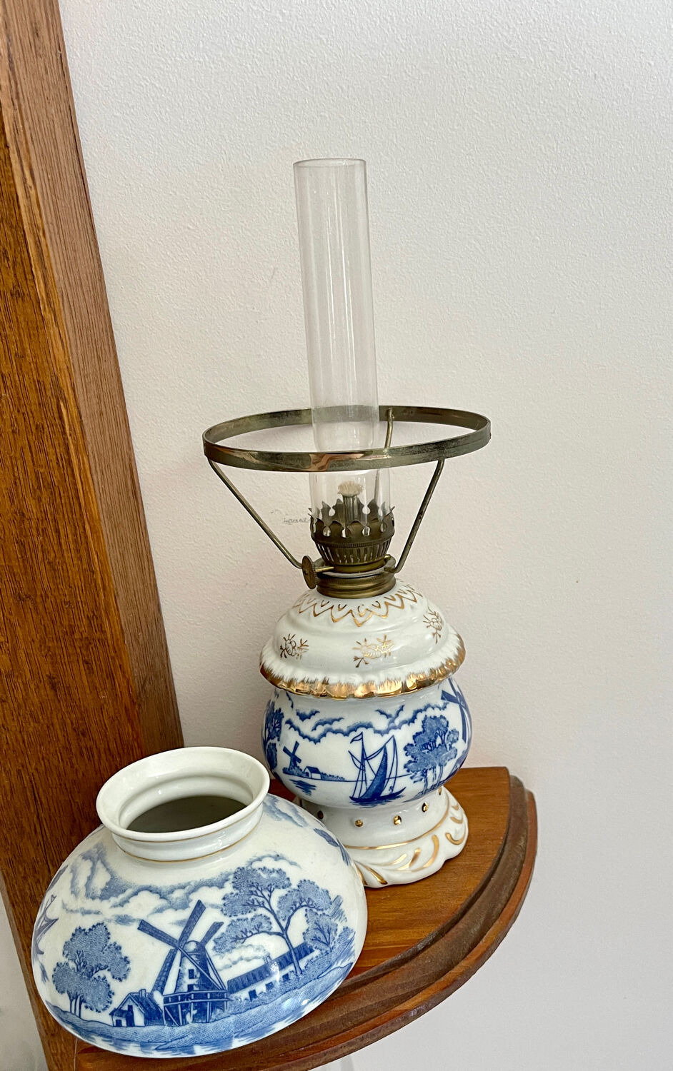 Lampe à pétrole en porcelaine de delphe