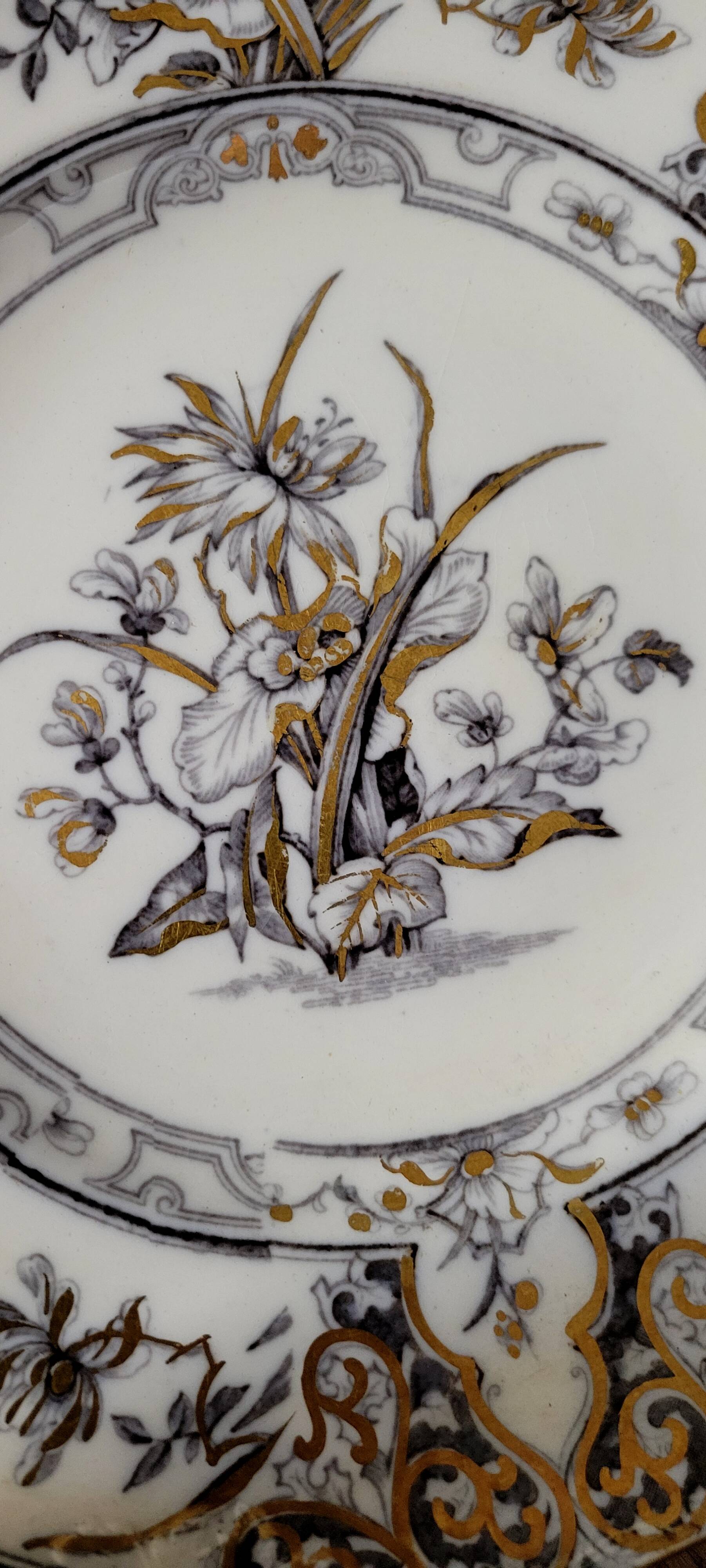 Set of 6 plates plus 1 in English porcelain, early 20th century