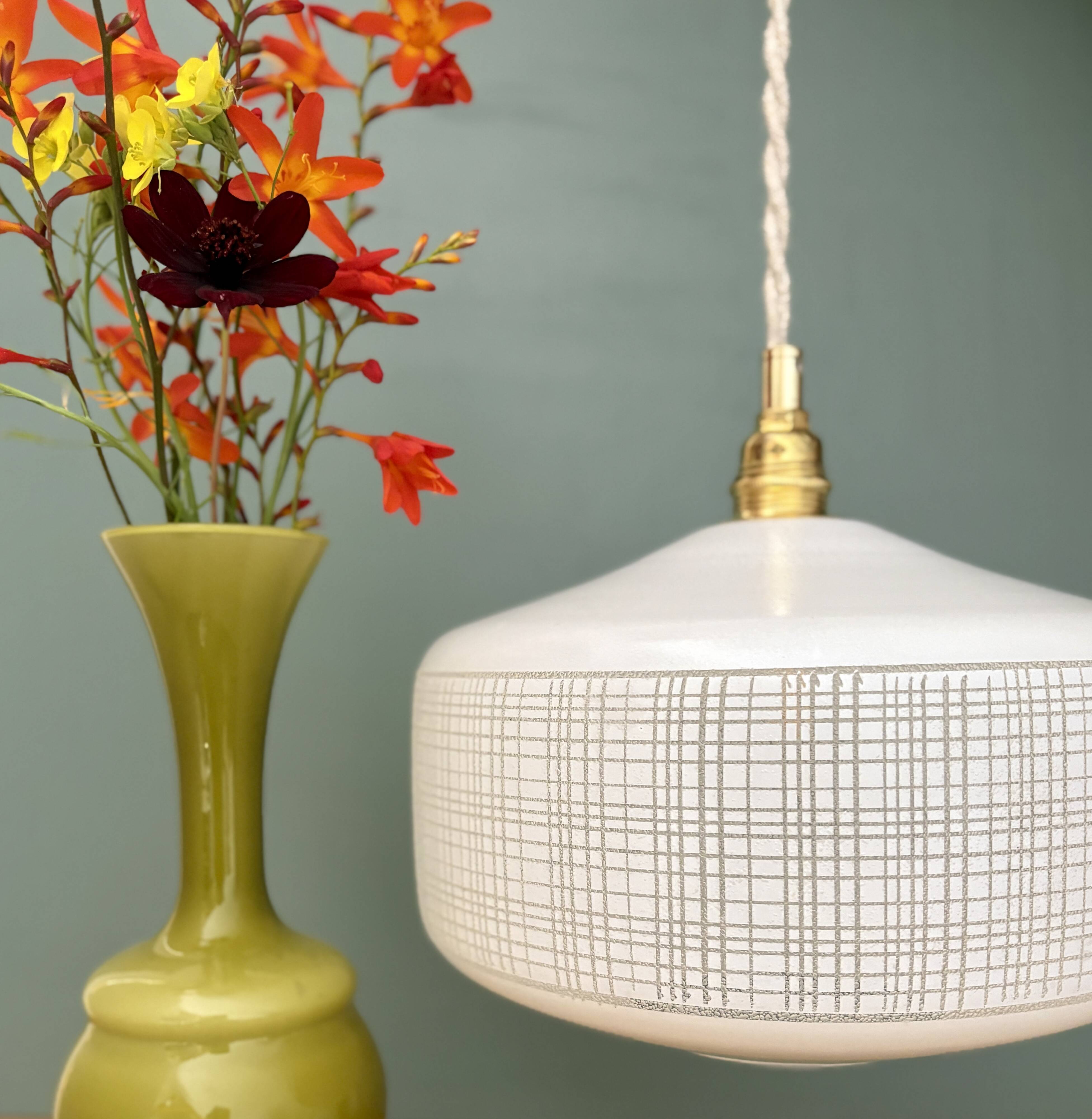 Suspension globe vintage en opaline blanche