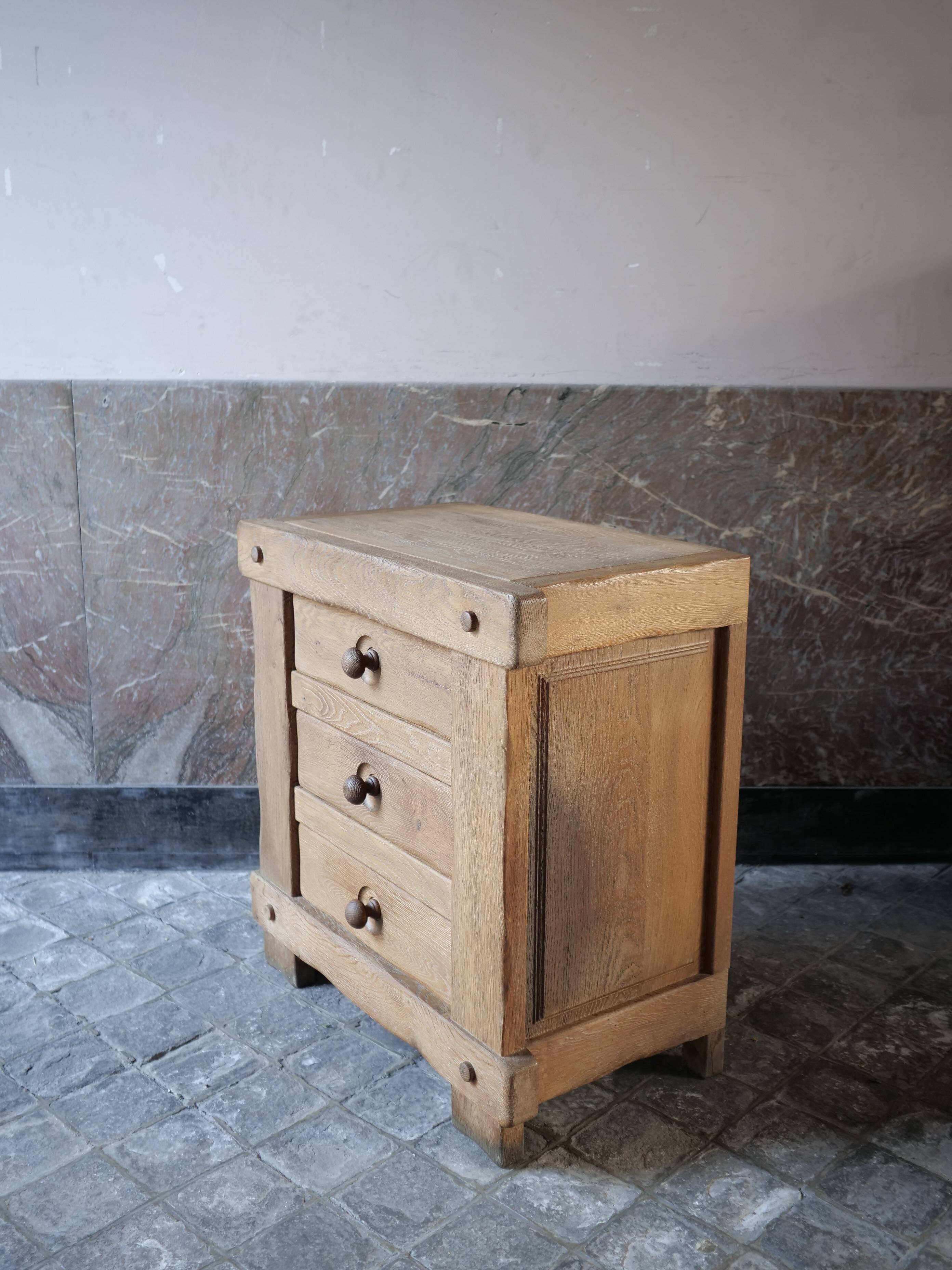 commode à tiroir brutaliste en chêne massif