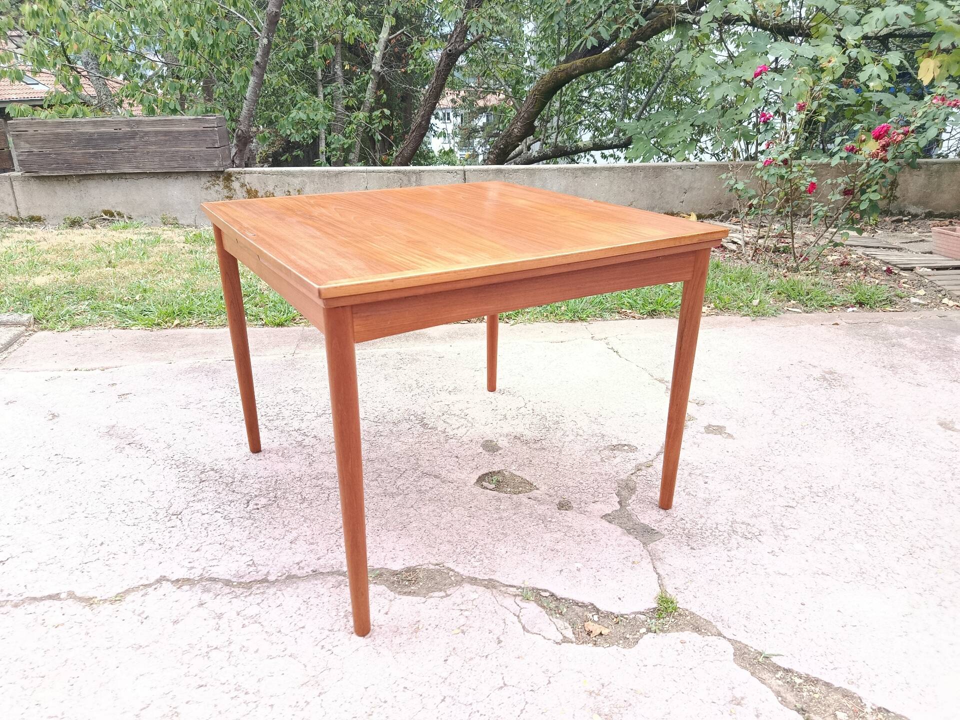 Danish extendable game table