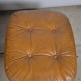 Fauteuil pivotant et son ottoman en cuir