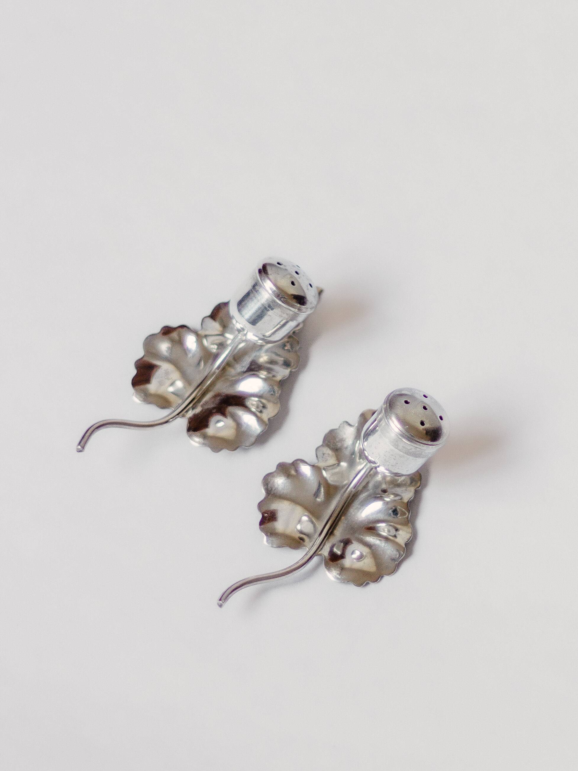 Set of a salt shaker and a pepper shaker in silver-plated metal, ENPS, England.