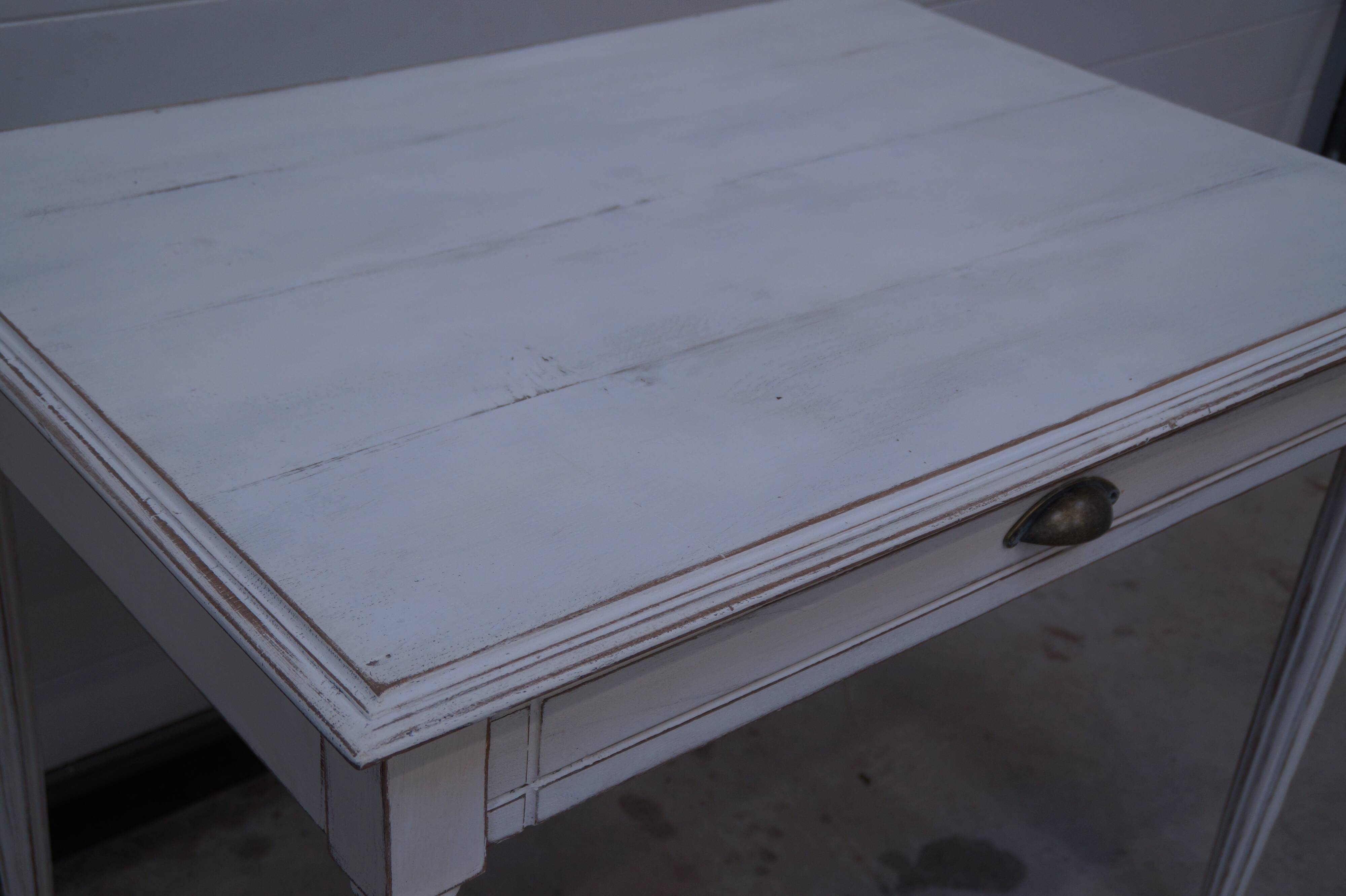 Bureau de style Louis XVI patiné