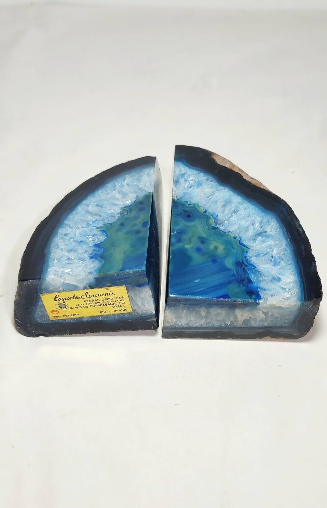 Sujetalibros de ágata azul. Brasil, 1990s.