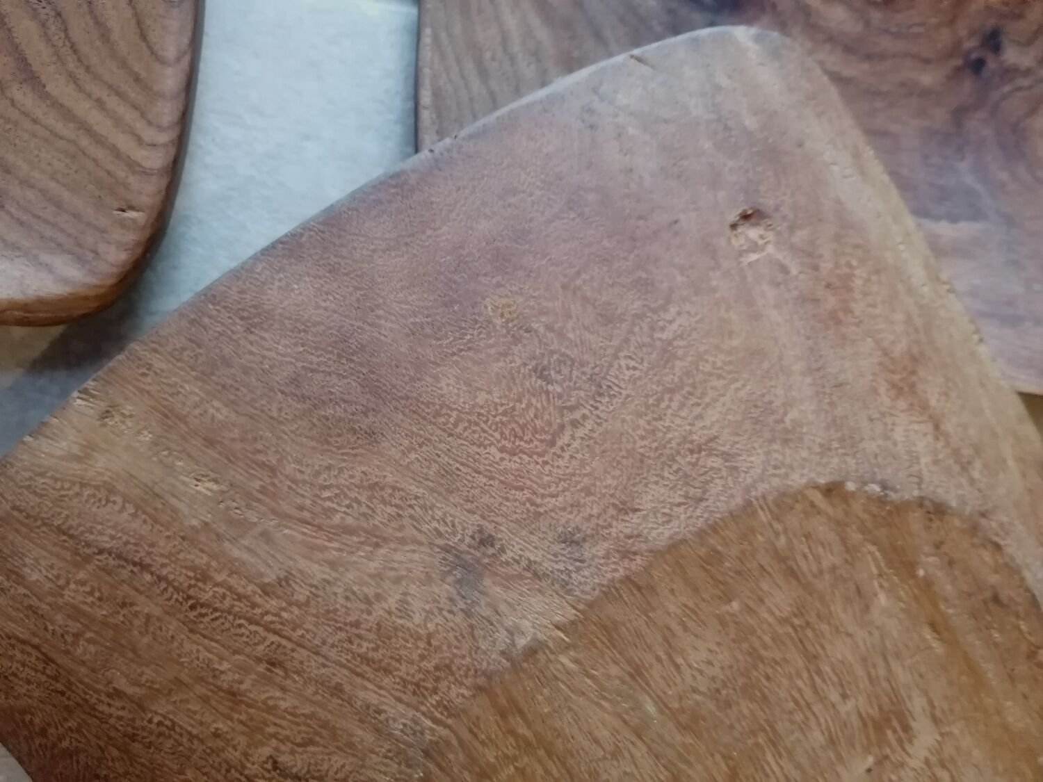 Ensemble assiettes et plat scandinave en bois massif vintage