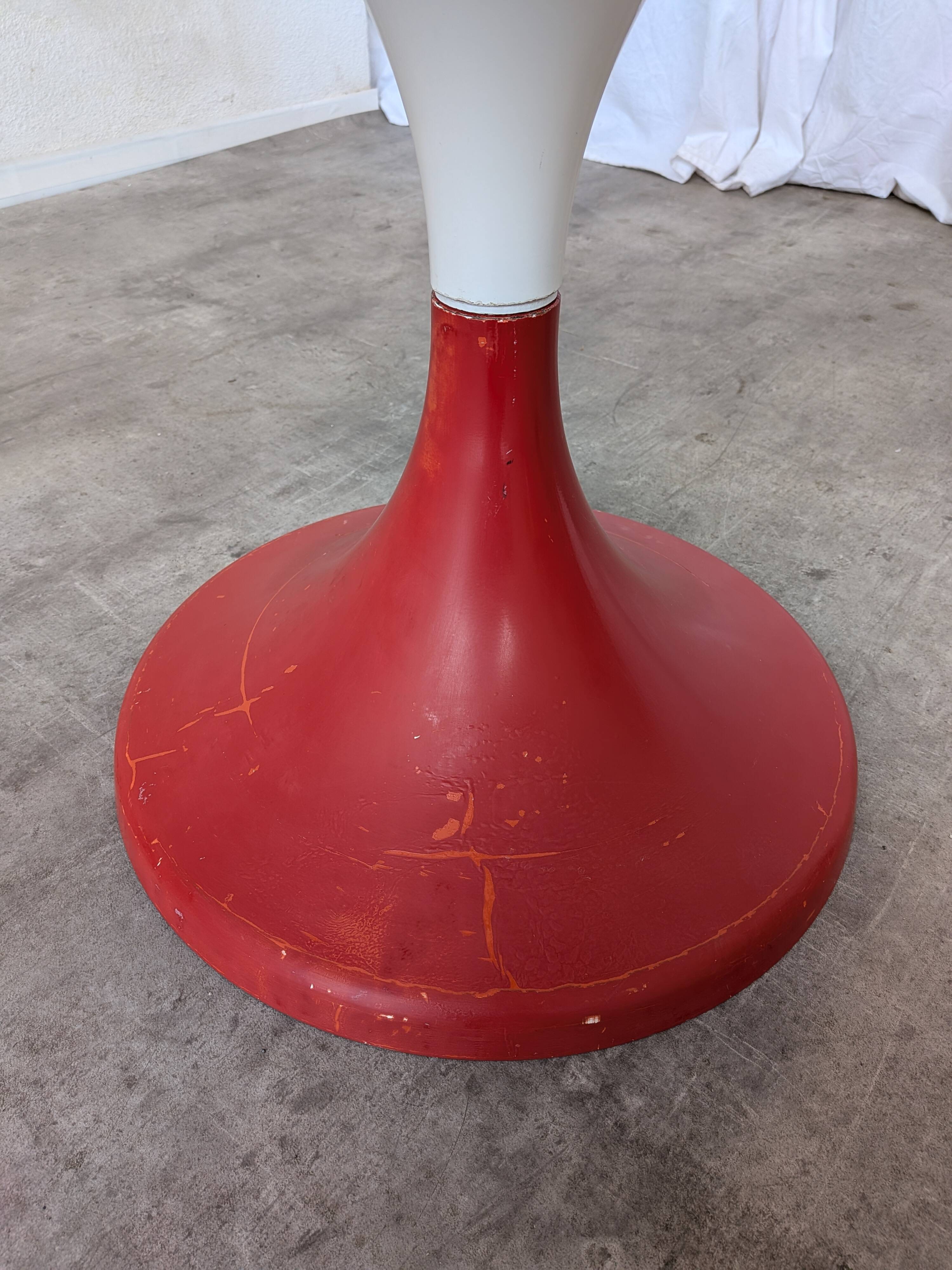 Table vintage en tulipe rouge par Meblo Yougoslavie / Table à piédestal