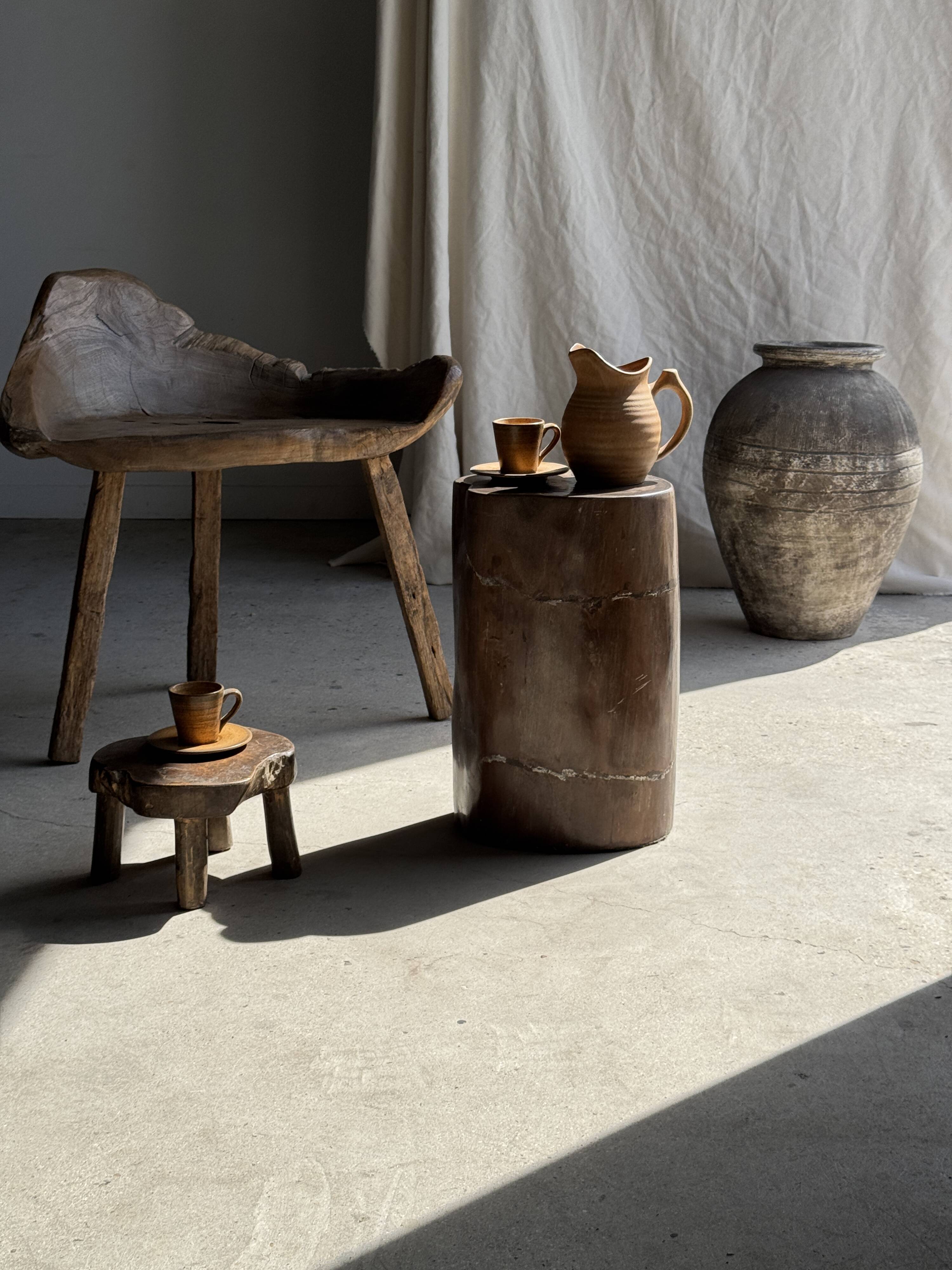 Table d'appoint en bois pétrifié brune H46 D29 - 3338