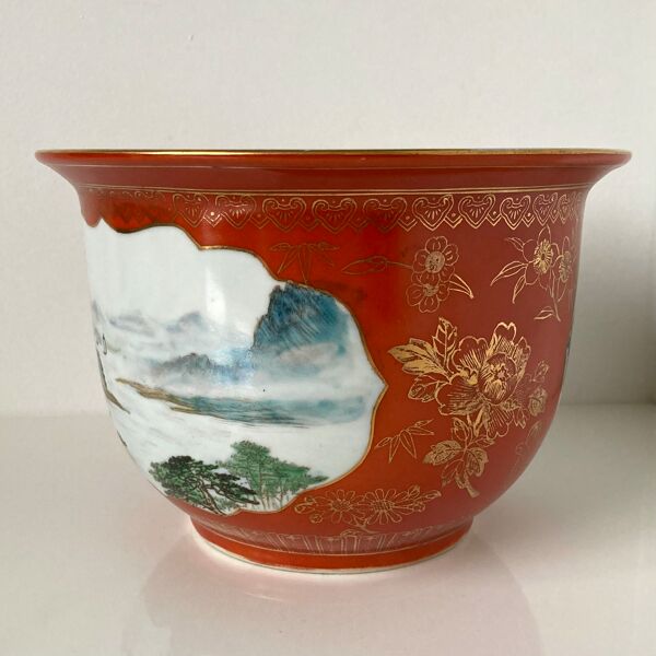 Jardinière chinoise ou cache-pot en porcelaine de Chine à décor de paysages sur fond corail et doré