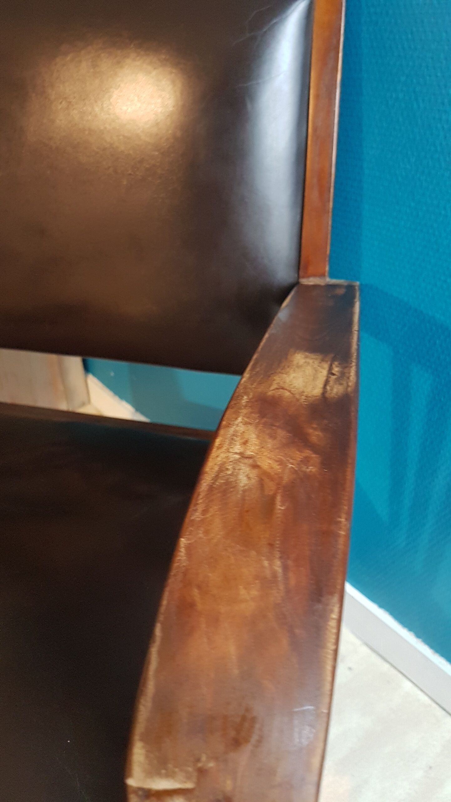 Fauteuil bois et cuir style colonial